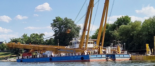 Kulcsszerep vár a mohácsi híd építésénél Közép-Európa legnagyobb úszódarujára, a Clark Ádámra Kulcsszerep vár a mohácsi híd építésénél Közép-Európa legnagyobb úszódarujára, a Clark Ádámra