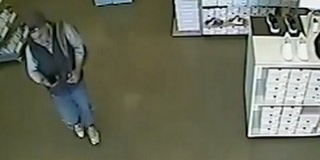 Cipőtolvajt keresnek a baranyai zsaruk - Videó!