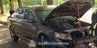 Füstölni kezdett, majd kigyulladt egy autó Pécsett