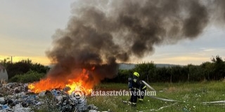 Egyszerre két ponton is meggyulladt a hulladék egy telepen Pécsett