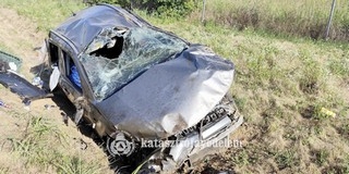 Árokba hajtott, s rommá tört egy autó az M60-ason