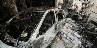 Teljesen kiégett egy garázs, s benne egy autó is Pécsett