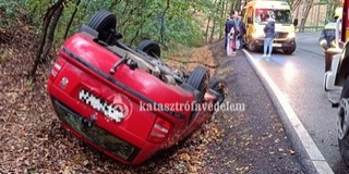 Felborult egy autó a Mecsekben, Komló közelében