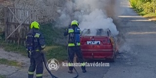 Lángoló autót oltottak a tűzoltók Baranyában