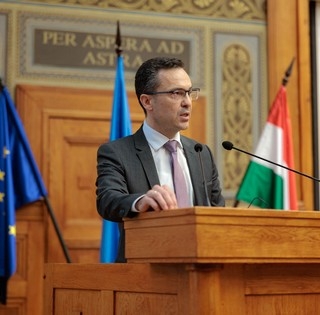 Átvette a jelképeket a Pécsi Tudományegyetem júliusban hivatalba lépő rektora