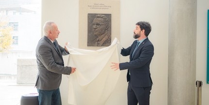 Emléktáblát avattak a pécsi virológus, Jakab Ferenc professzor tiszteletére