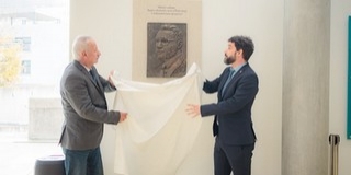 Emléktáblát avattak a pécsi virológus, Jakab Ferenc professzor tiszteletére