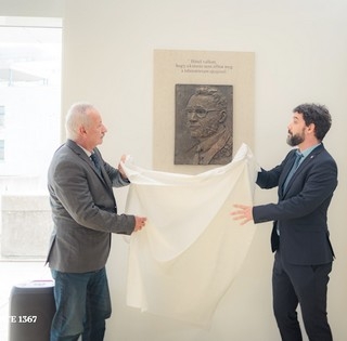 Emléktáblát avattak a pécsi virológus, Jakab Ferenc professzor tiszteletére