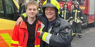 Pécsett mentettek életet: a tűzoltó apa először talákozott szolgálatban mentős fiával