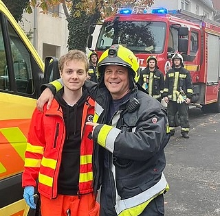 Pécsett mentettek életet: a tűzoltó apa először talákozott szolgálatban mentős fiával