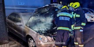 Pécsi panelok között lángolt egy parkoló autó