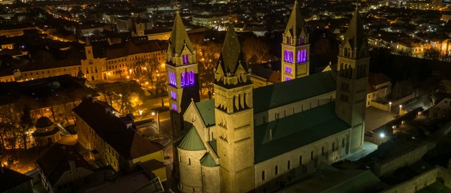 Idén is díszkivilágítással köszöntik az adventet a pécsi székesegyház tornyai