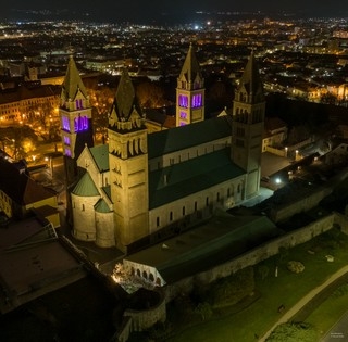 Idén is díszkivilágítással köszöntik az adventet a pécsi székesegyház tornyai