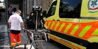 Üvöltött, köpött, rúgott: a segítségére siető mentősökre támadt egy részeg férfi Pécsett