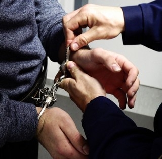 Áramot vezetett egy pécsi fémkapuba - Nyolc év után fogták el az emberölési kísérlet gyanúsítottját