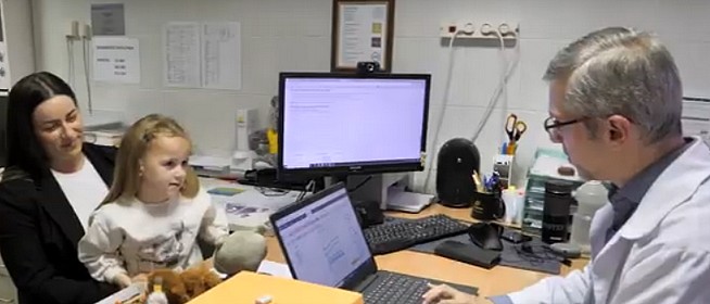 Forradalmi műtét a PTE Klinikai Központjában: tökéletesen hall a siketen született kislány!