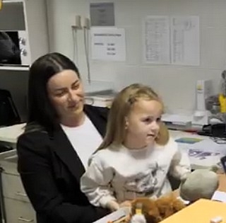 Forradalmi műtét a PTE Klinikai Központjában: tökéletesen hall a siketen született kislány!