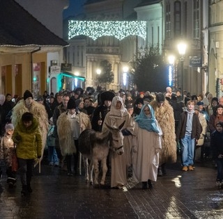 Idén is több százan csatlakoztak Pécsett a szállást kereső Szent Családhoz