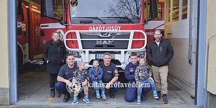 Egy mohácsi család lepte meg a szolgálatot teljesítő tűzoltókat karácsonykor Egy mohácsi család lepte meg a szolgálatot teljesítő tűzoltókat karácsonykor