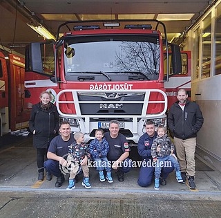 Egy mohácsi család lepte meg a szolgálatot teljesítő tűzoltókat karácsonykor