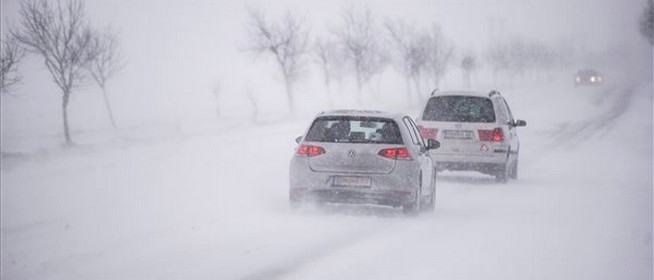 Hófúvás miatt narancs riasztást adtak ki Baranyára - Hótorlaszokat épít a viharos szél