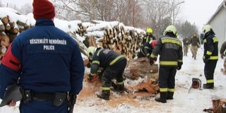 A rendőrság irányítja a rászorulóknak járó tűzifa szállítását