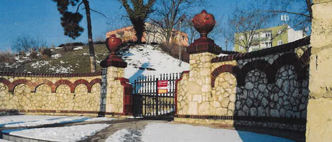 Elképesztő: áramot vezetett a Zsolnay Mauzóleum bejárati kapujába egy pécsi férfi