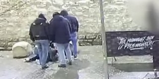 Földen fekvő férfit vertek meg egy pécsi szórakozóhely előtt