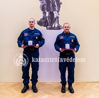 Bátorságukért tüntettek ki két baranyai tűzoltót - A jeges vízből mentettek ki egy fiatalt