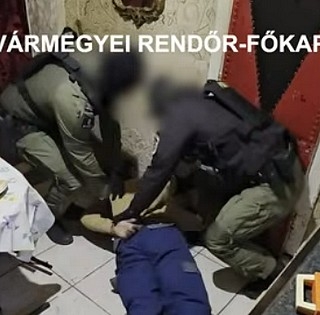 Újabb három baranyai drogdílerre törték rá az ajtót a kommandósok - Videó!