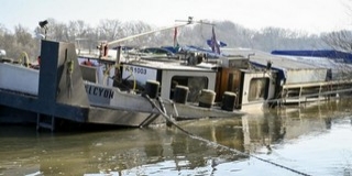 Uszadékfával ütközött, léket kapott egy uszály a Dunán