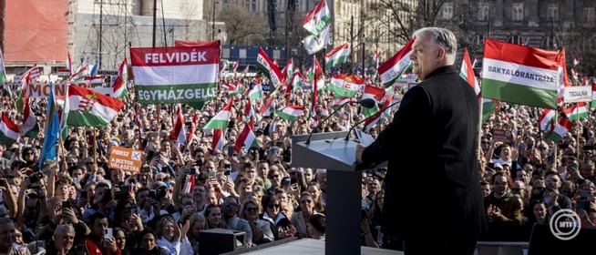 Orbán Viktor: nem hagyjuk, hogy ukrán vagy szivárványos zászlóra cseréljék nemzeti színeinket