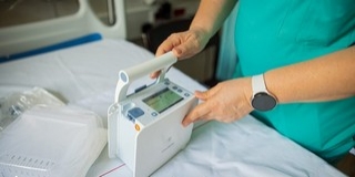 Vadászok adományoztak különleges készüléket a gyermekklinikának