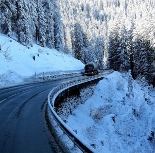 Hatalmas fordulat jön, viharos széllel érkezik a lehűlés, még havazás is várható