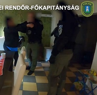 Milliókat csalt ki egy pécsi pár idősektől, aztán jöttek a kommandósok - Videó!
