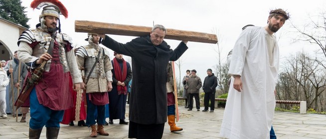 Passió Máriagyűdön: a megyéspüspök és a plébános is a szereplők között volt