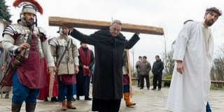 Passió Máriagyűdön: a megyéspüspök és a plébános is a szereplők között volt