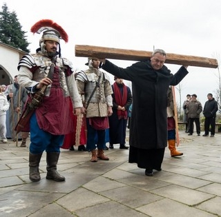 Passió Máriagyűdön: a megyéspüspök és a plébános is a szereplők között volt
