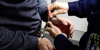 A halálba menekült barátja elől a negyedik emeleti erkélyről kiugrott fiatal lány