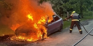 Lángok borítottak el egy autót Pécsett
