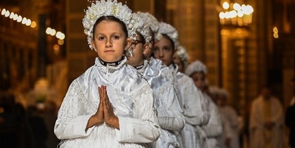 Népviseletben járultak elsőáldozáshoz pécsi kisdiákok Népviseletben járultak elsőáldozáshoz pécsi kisdiákok