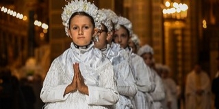 Népviseletben járultak elsőáldozáshoz pécsi kisdiákok