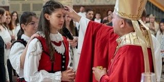 Bérmálással ünnepelték a pünkösdöt a székesegyházban - Krisztus számít rátok!