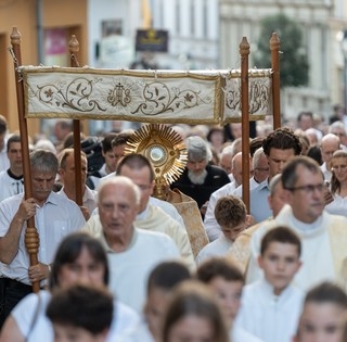 Felföldi László püspök Úrnapján: Az Oltáriszentség a csodánk és az életünk