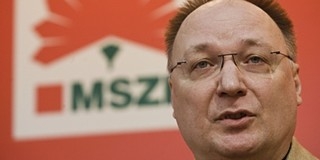 A szocik a Fidesz-frakción keresztül váltanák le Orbánt