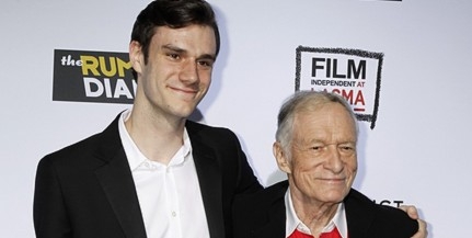 Hugh Hefner a fiánál is fiatalabb nőkkel hetyeg