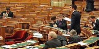 Az egyenruhás bűnözésről vitáznak ma a képviselők