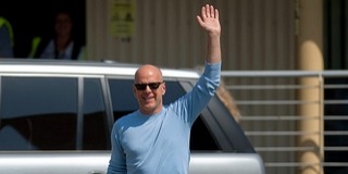 Kedélyesen érkezett meg Budapestre Bruce Willis Kedélyesen érkezett meg Budapestre Bruce Willis