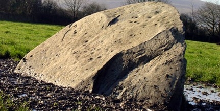 Kőkori sírkamrát takart a walesi menhir