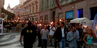 Sok százan vettek részt a hétfő esti pécsi fáklyás felvonuláson - VIDEÓ